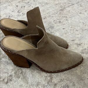 Chinese Laundry Women's Tan Suede Mules